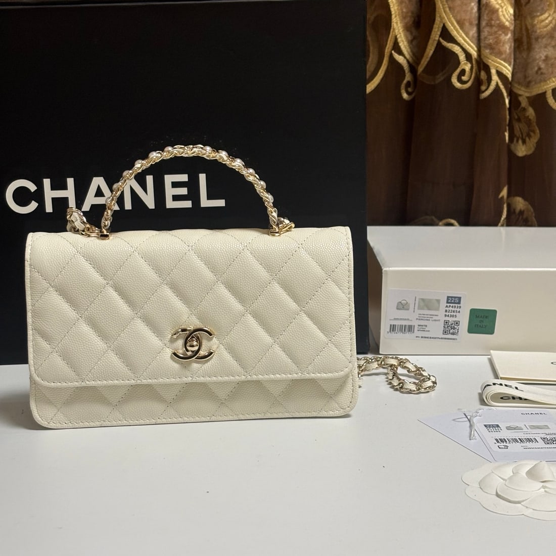 CHANEL: Autumn/Winter WOC collection, can be carried by hand or crossbody, double layered interior, highly practical, design with a stylish handle and logo. Dimensions: 12 x 18 x 5 cm We offer FREE SHIPPING f