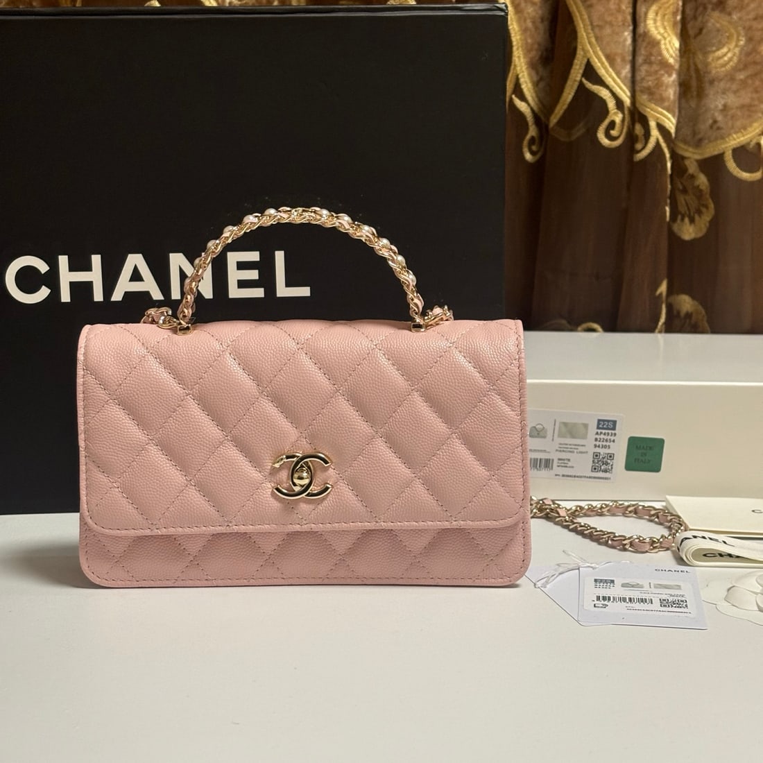 CHANEL: Autumn/Winter WOC collection, can be carried by hand or crossbody, double layered interior, highly practical, design with a stylish handle and logo. Dimensions: 12 x 18 x 5 cm We offer FREE SHIPPING f