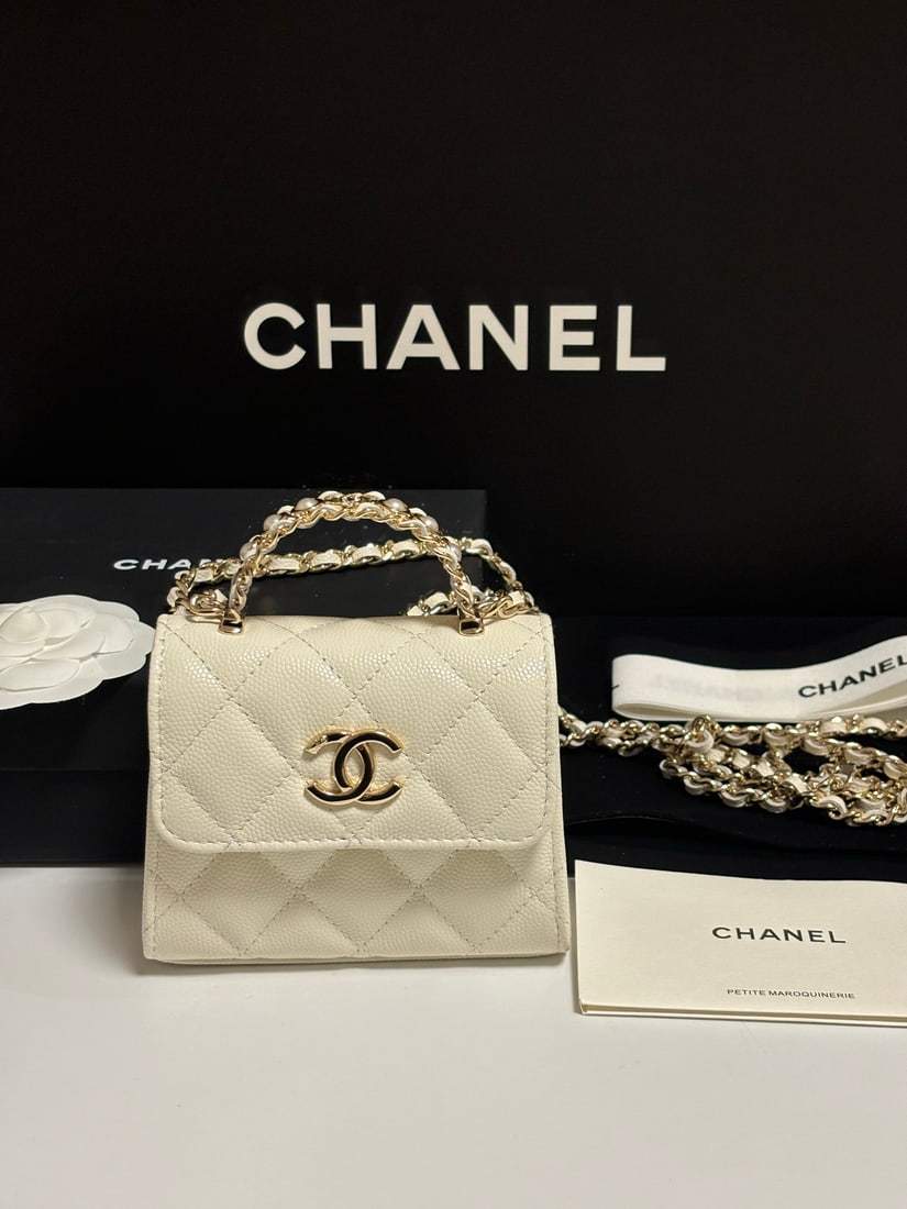 CHANEL small handbag: CHANEL small handbag, can be worn crossbody or carried by hand, made of top grain cowhide with original hardware, very stylish, dimensions 11.5 x 14.5 x 5.5 cm. We offer FREE SHIPPING for both domesti