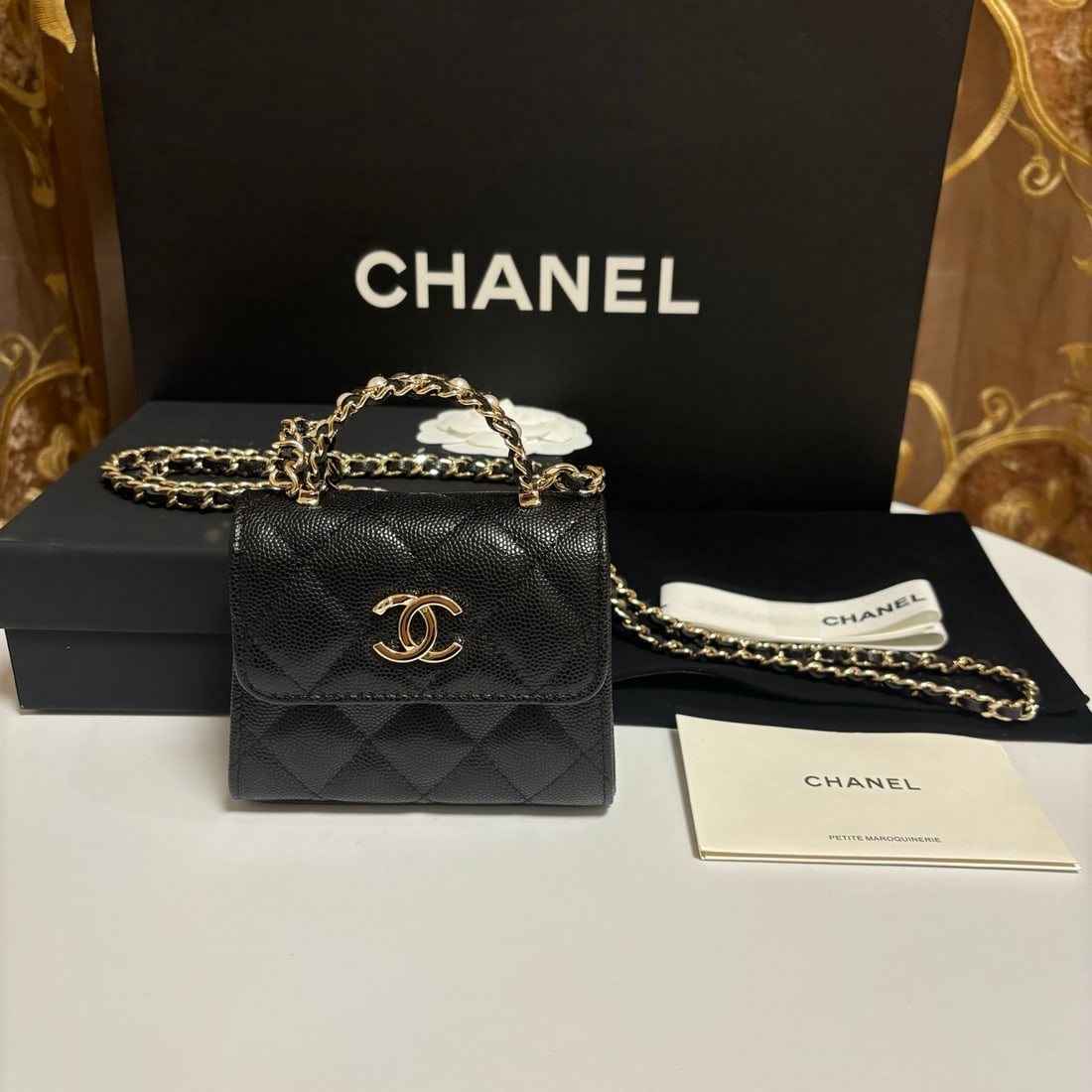CHANEL small handbag: CHANEL small handbag, can be worn crossbody or carried by hand, made of top grain cowhide with original hardware, very stylish, dimensions 11.5 x 14.5 x 5.5 cm. We offer FREE SHIPPING for both domesti