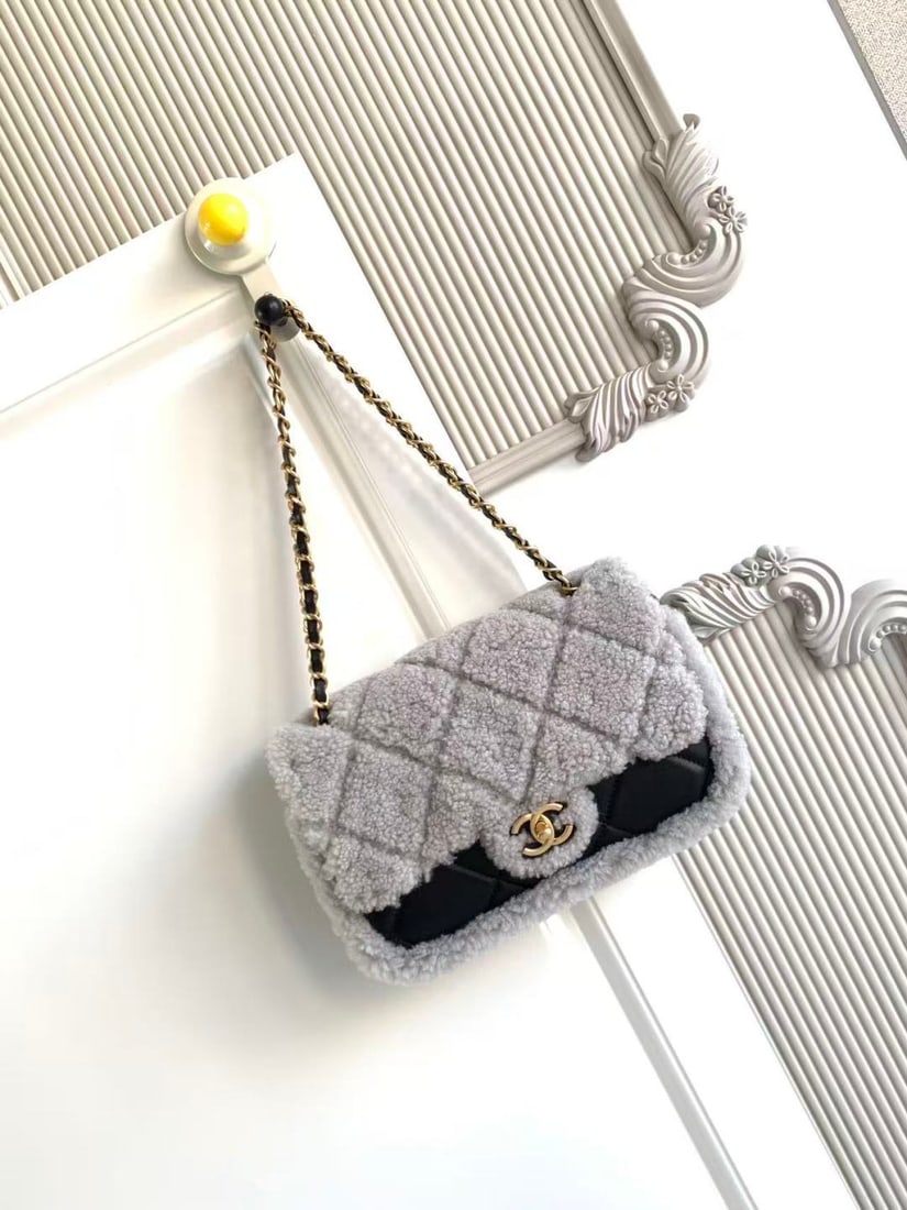 CHANEL Teddy Bear Fall/Winter Collection Bags: The Teddy Bear Autumn/Winter collection bag is versatile and can be perfectly paired with both casual everyday wear and formal attire. Its dimensions are 16 x 23.5 x 7.5 cm. We offer FREE SHIPPING for