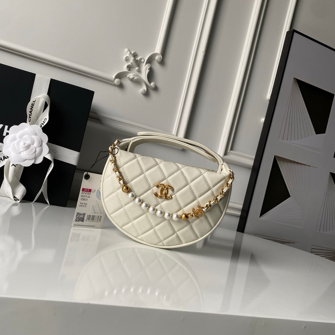 CHANEL Hula Hoop Pearl Crescent Bag: The CHANEL Hula Hoop Pearl Crescent Bag is exquisite and elegant, easily accommodating a phone and everyday essentials. It pairs effortlessly with both casual and formal wear. Choose simple outfits an