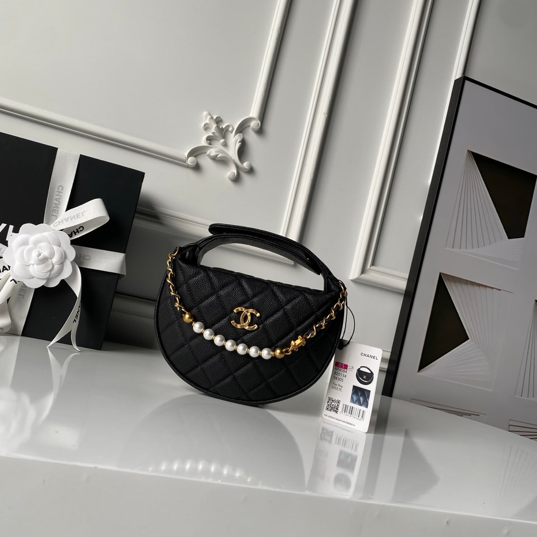 CHANEL Hula Hoop Pearl Crescent Bag: The CHANEL Hula Hoop Pearl Crescent Bag is exquisite and elegant, easily accommodating a phone and everyday essentials. It pairs effortlessly with both casual and formal wear. Choose simple outfits an
