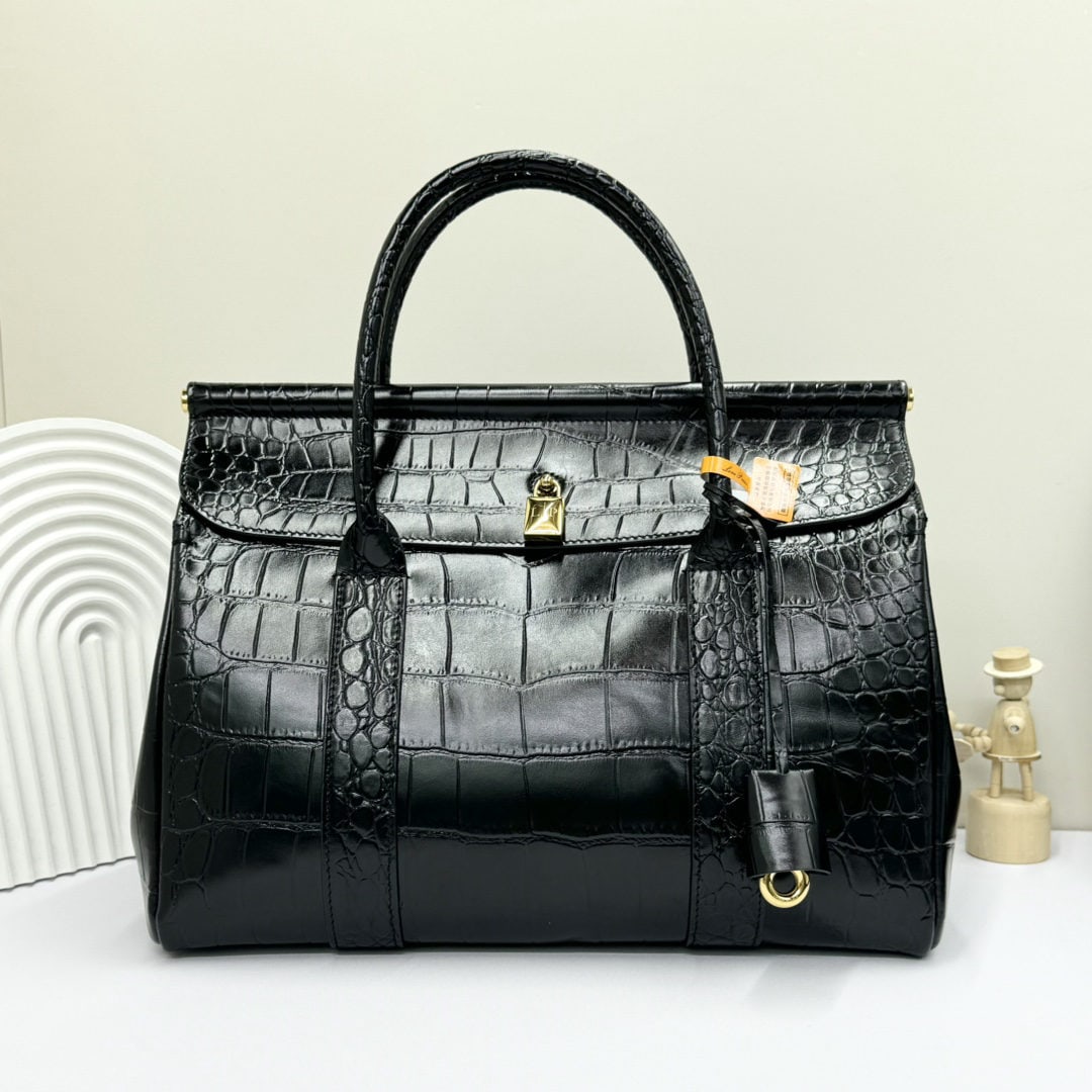 Loro piana Loro piana Loom L32 Handbag: The Loro Piana Loom L32 tote bag is crafted from distinctive calfskin leather with a suede lining, offering a unique and lightweight feel. It features a delicate padlock that can be opened, exuding a 