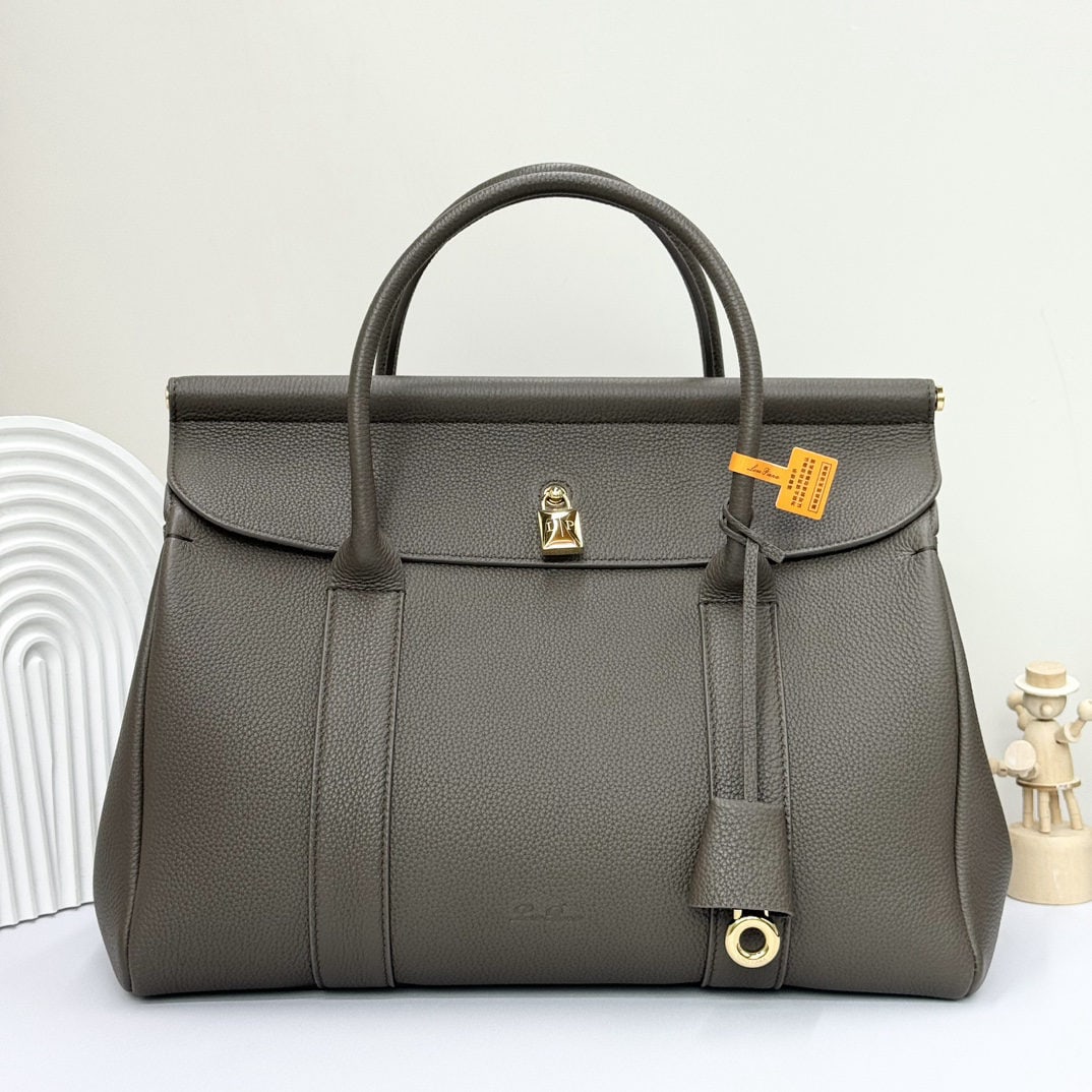 Loro piana Loro piana Loom L32 Handbag: The Loro Piana Loom L32 tote bag is crafted from distinctive calfskin leather with a suede lining, offering a unique and lightweight feel. It features a delicate padlock that can be opened, exuding a 