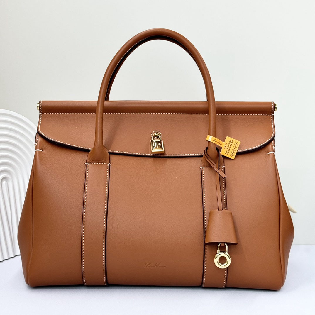 Loro piana Loro piana Loom L32 Handbag: The Loro Piana Loom L32 tote bag is crafted from premium calfskin with a suede lining, offering a unique and lightweight feel. It features a delicate padlock that can be opened, exuding a casual style