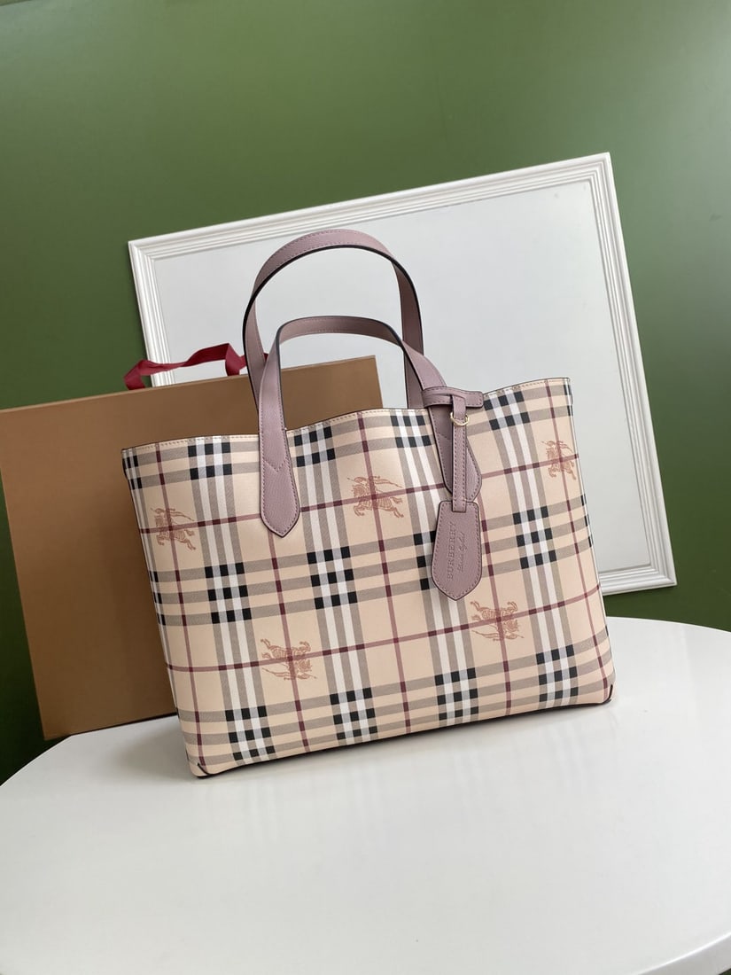 Burberry: Burberry reversible shopping bag: A sleek and practical functional shopping bag with ample interior space to easily hold everyday essentials. Comes with a dust bag. Dimensions: Top opening 46cm, Botto