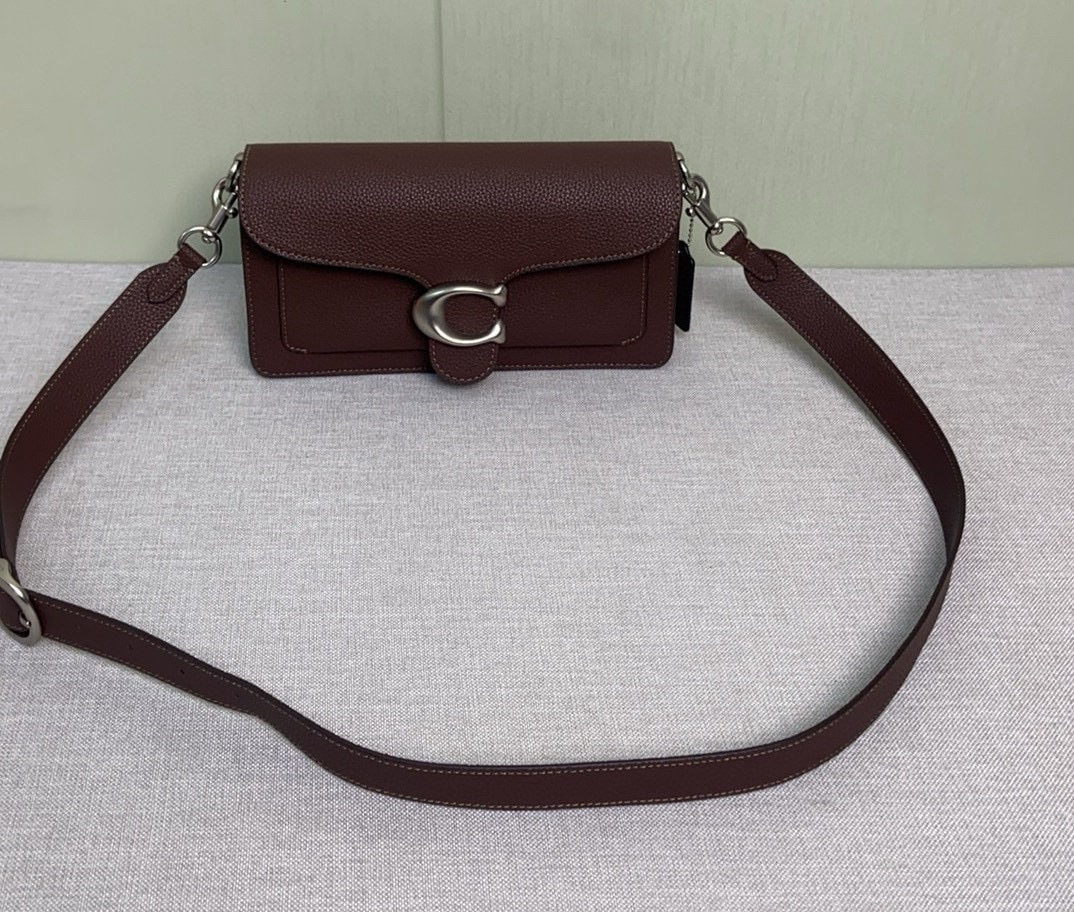 COACH: The new Tabby26 Dionysus bag features an accordion-style design on the sides, adding a sense of layering! The added inner lining also upgrades the leather texture, making it soft and luxurious to the 