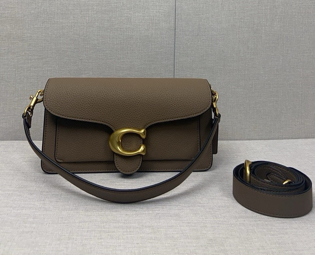 COACH: Tabby26's Dionysus bag is comparable in quality! The new version features an accordion-style design on the sides, adding a sense of layering! The added inner lining also upgrades the leather texture, 