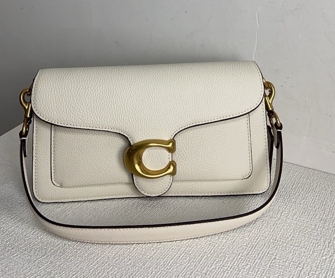 COACH: The new Tabby26 Dionysus bag features an accordion-style design on the sides, adding a sense of layering! The added inner lining also upgrades the leather texture, making it soft and luxurious to the