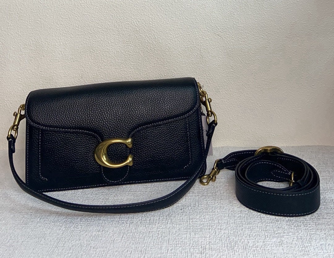 COACH: The new Tabby26 Dionysus bag features an accordion-style design on the sides, adding a sense of layering! The added inner lining also upgrades the leather texture, making it soft and luxurious to the