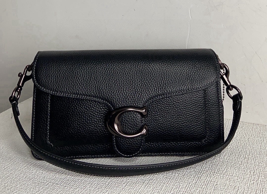 COACH: The new Tabby26 Dionysus bag features an accordion-style design on the sides, adding a sense of layering! The added inner lining also upgrades the leather texture, making it soft and luxurious to the 
