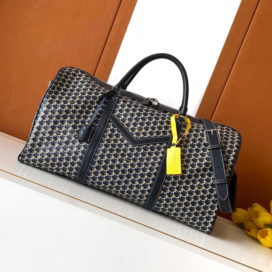 Moynat Travel Bag: The 48-Hour M Travel Bag is the perfect choice for a weekend getaway, easily accommodating all your travel essentials. The patch pocket with an "M" shaped cutout on the front and contrasting stitching