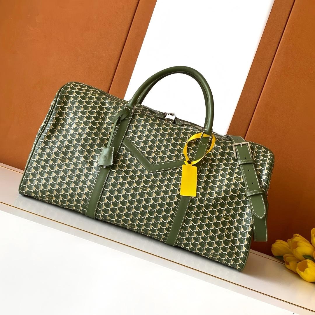 Moynat Travel Bag: The 48-Hour M Travel Bag is the perfect choice for a weekend getaway, easily accommodating all your travel essentials. The patch pocket with an "M" shaped cutout on the front and contrasting stitching
