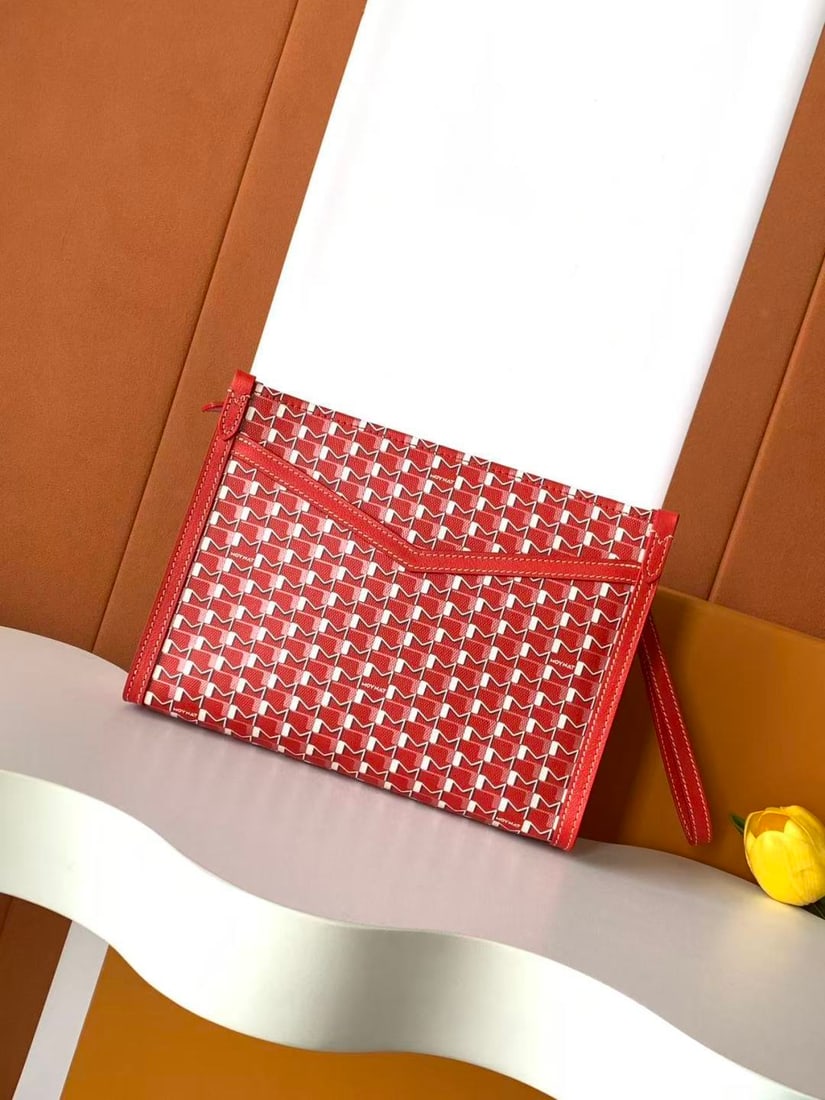 Moyna Canvas Tote Bag: The Canvas series pocket bag is a practical and multifunctional piece. The "M"-shaped patch pocket on the front and its contrasting design enhance the bag's casual style, creating a relaxed yet elegan