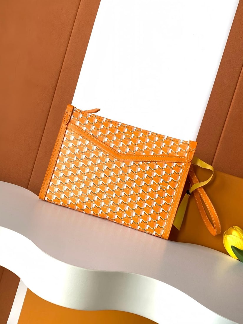 Moyna Canvas Tote Bag: The Canvas series pocket bag is a practical and multifunctional piece. The "M"-shaped patch pocket on the front and its contrasting design enhance the bag's casual style, creating a relaxed yet elegan