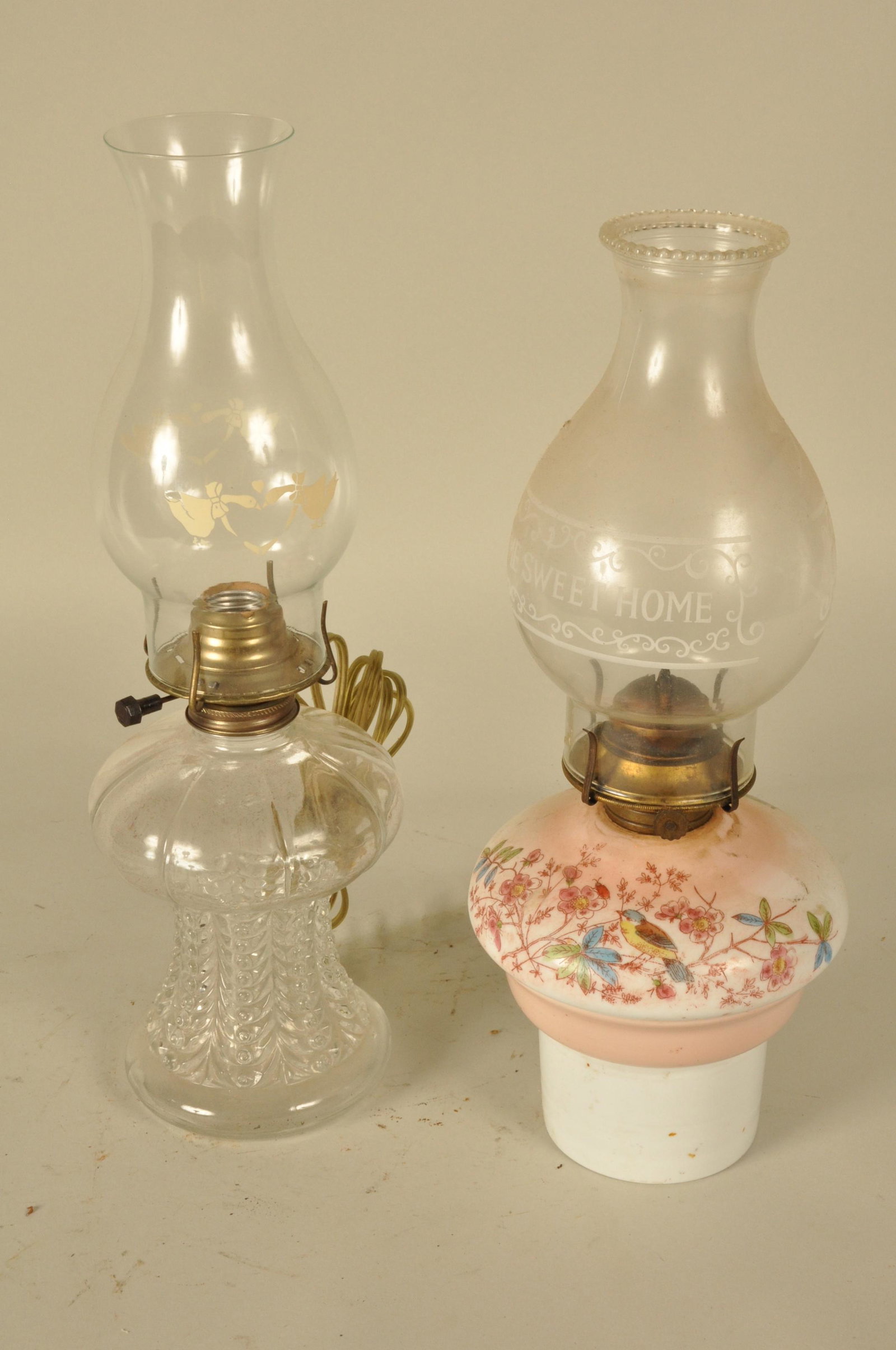 Box Lot: Oil Lamps: Box Lot: 2 Oil Lamps