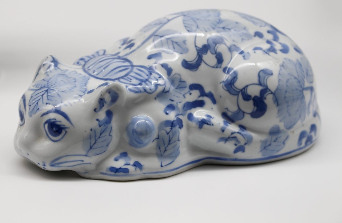 PORCELAIN RESTING CAT (1 of 5)