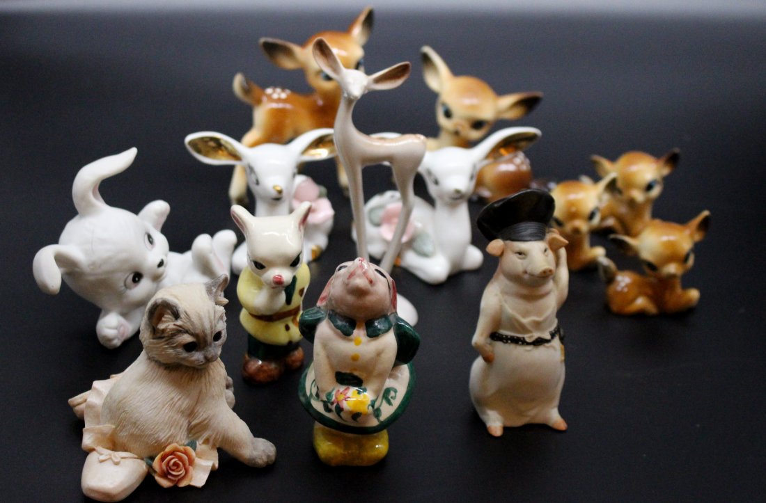 ANTIQUE COLLECTORS DEER/PIG COLLECTION #4: ANTIQUE COLLECTORS DEER/PIG COLLECTION. 2 SEATED DEER MADE IN JAPAN. Delicate deer- Roselane Pasadena sticker 5-1/4" White reclining bunny #1458 3-1/4"5 hard plastic deer (**writing on base of one** s