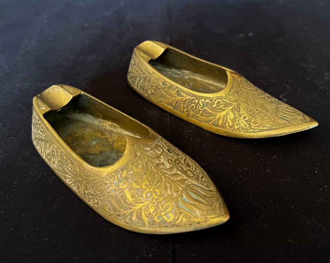 LITTLE BRASS INDIAN SHOES-ASHTRAY (1 of 2)