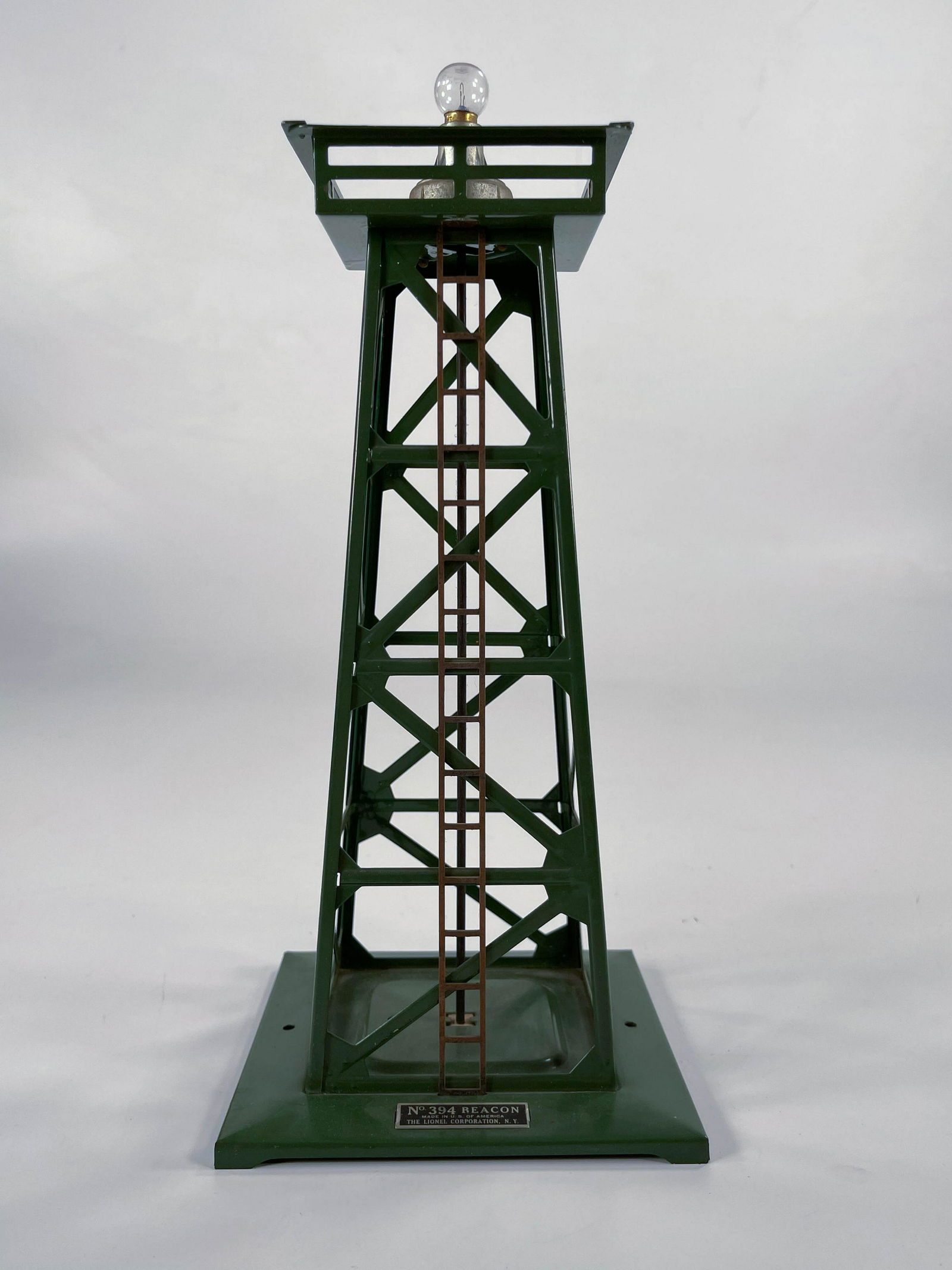 Lionel Postwar #394 Rotary Beacon (1 of 7)