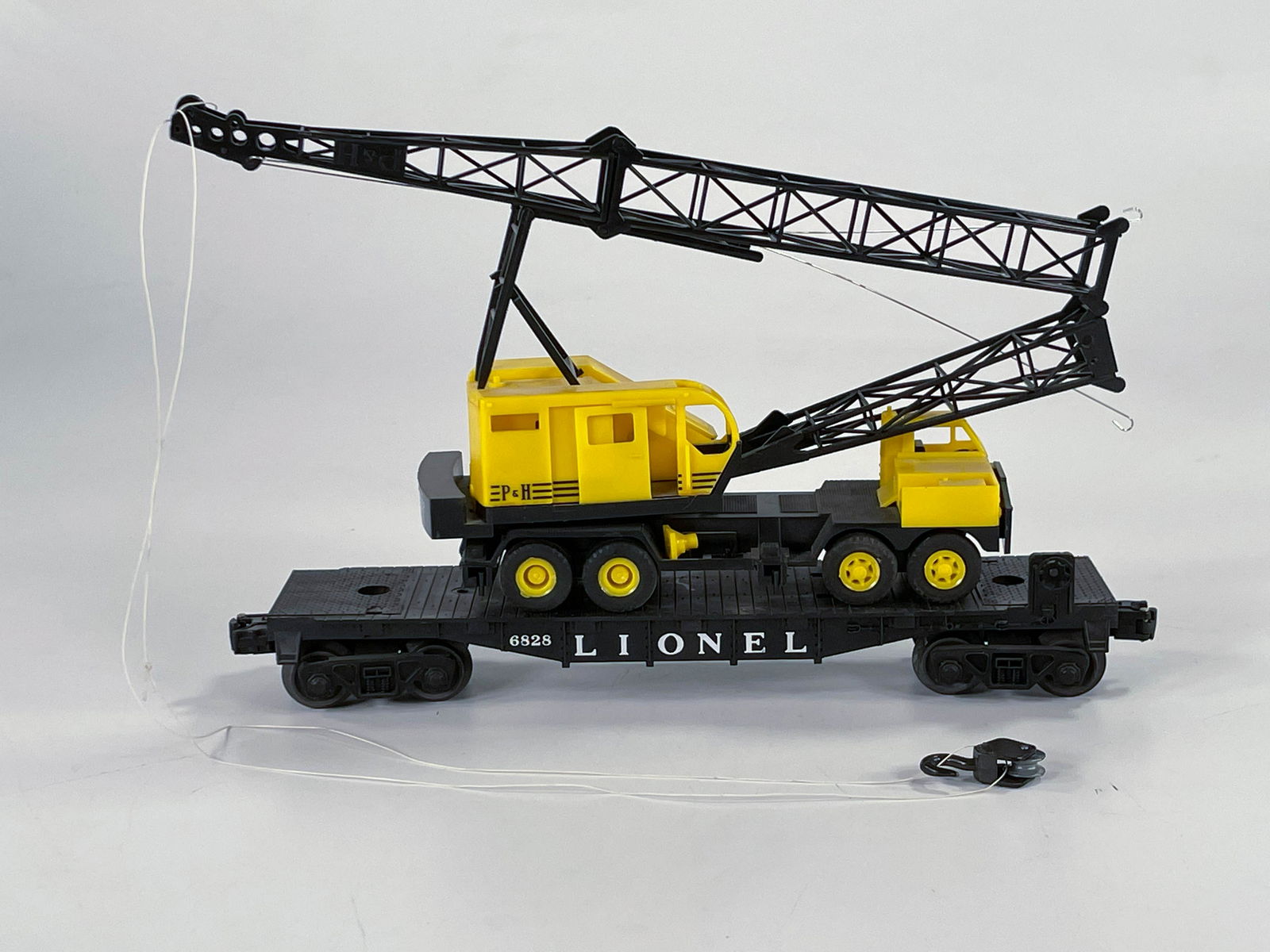 Lionel Postwar #6828 Flat Car with P&H Crane load (1 of 6)