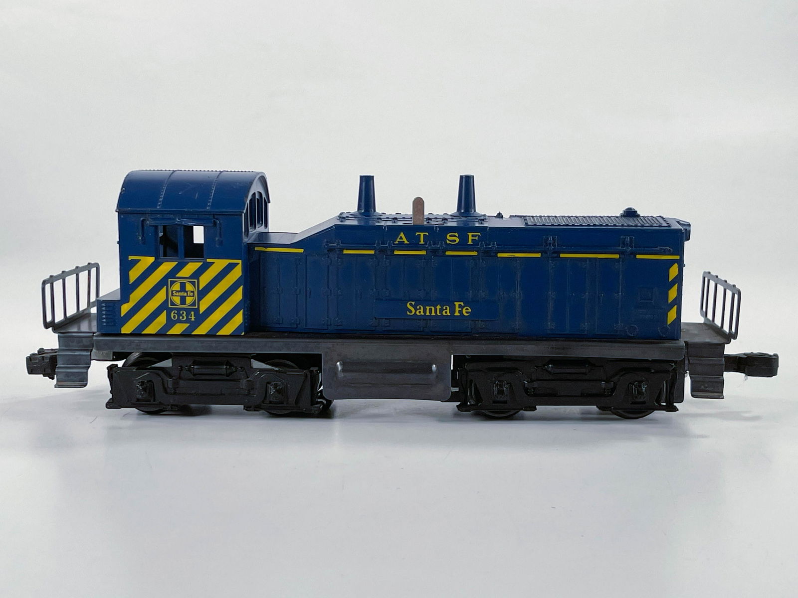 Lionel Postwar #634 Santa Fe Switcher (1 of 6)