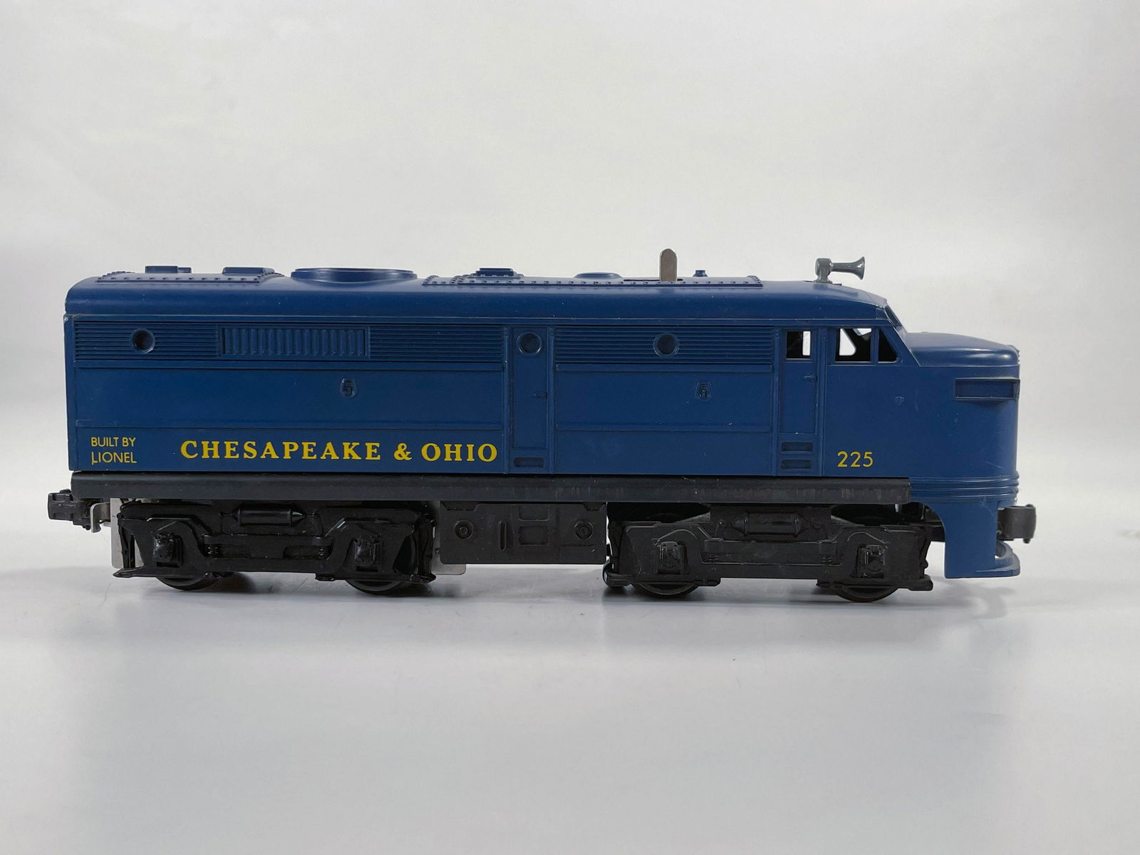 Lionel Postwar #225 Chesapeake & Ohio Power Alco Unit (1 of 6)