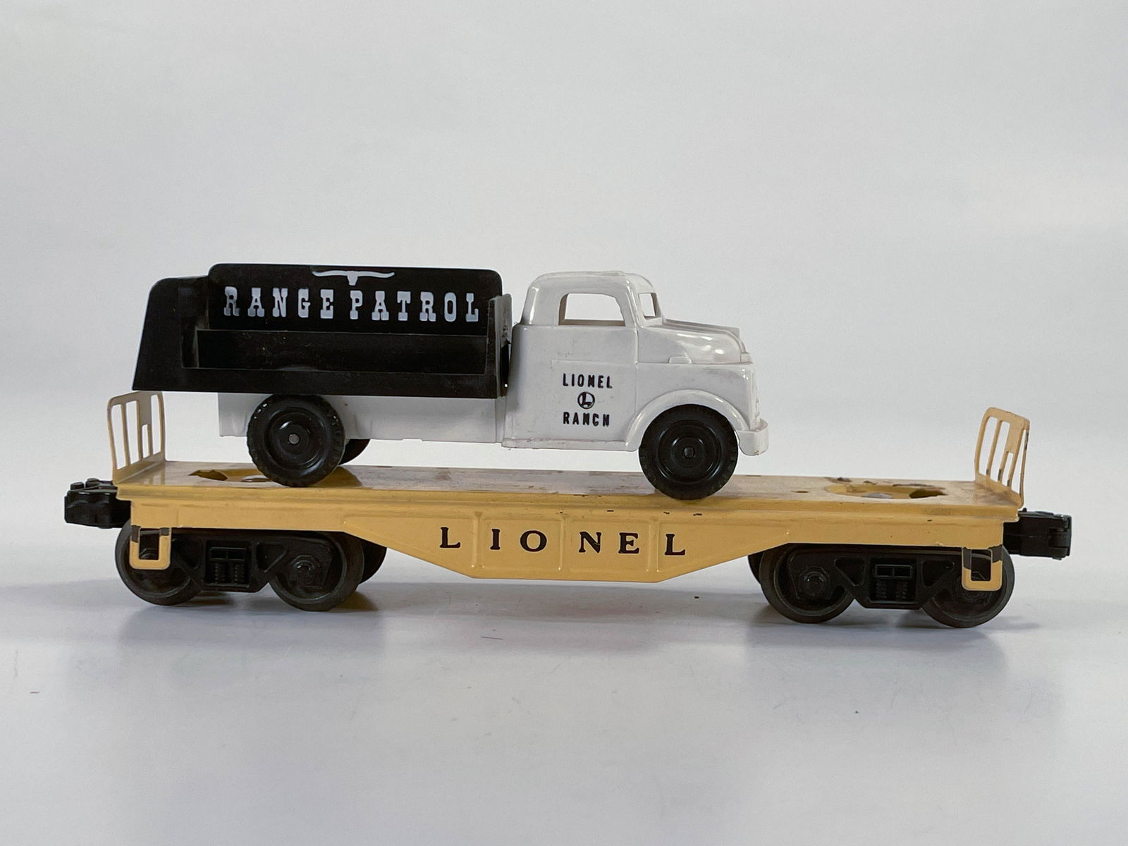 Lionel Postwar #6151 Flatcar, with Pyro Plastics Range (1 of 6)