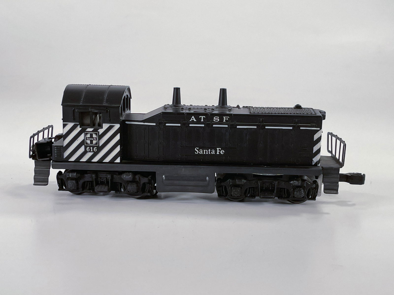 Lionel Postwar #616 Santa Fe Switcher (1 of 8)