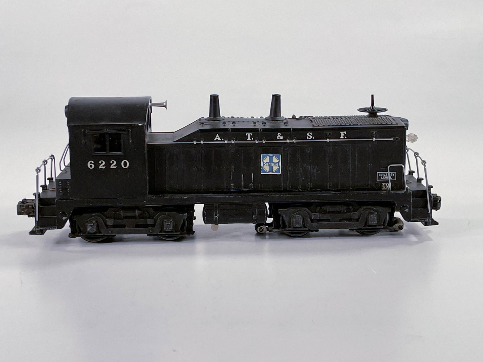 Lionel Postwar #6220 Santa Fe Switcher (1 of 6)