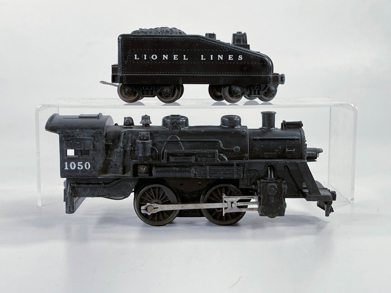 Lionel Postwar #1050 Loco, with Tender: Lionel Postwar #1050 Loco, with Tender, in C7.