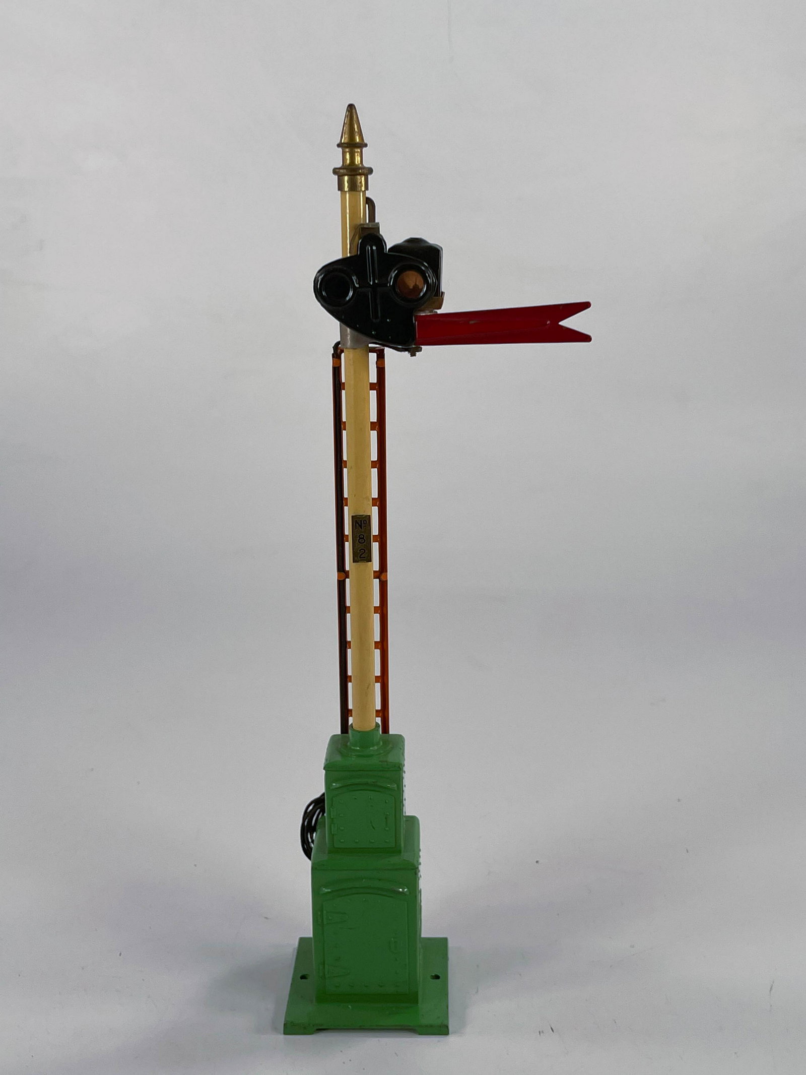 Lionel Prewar #82 Semaphore with Green Base: Lionel Prewar #82 Semaphore with Green Base, in C7.