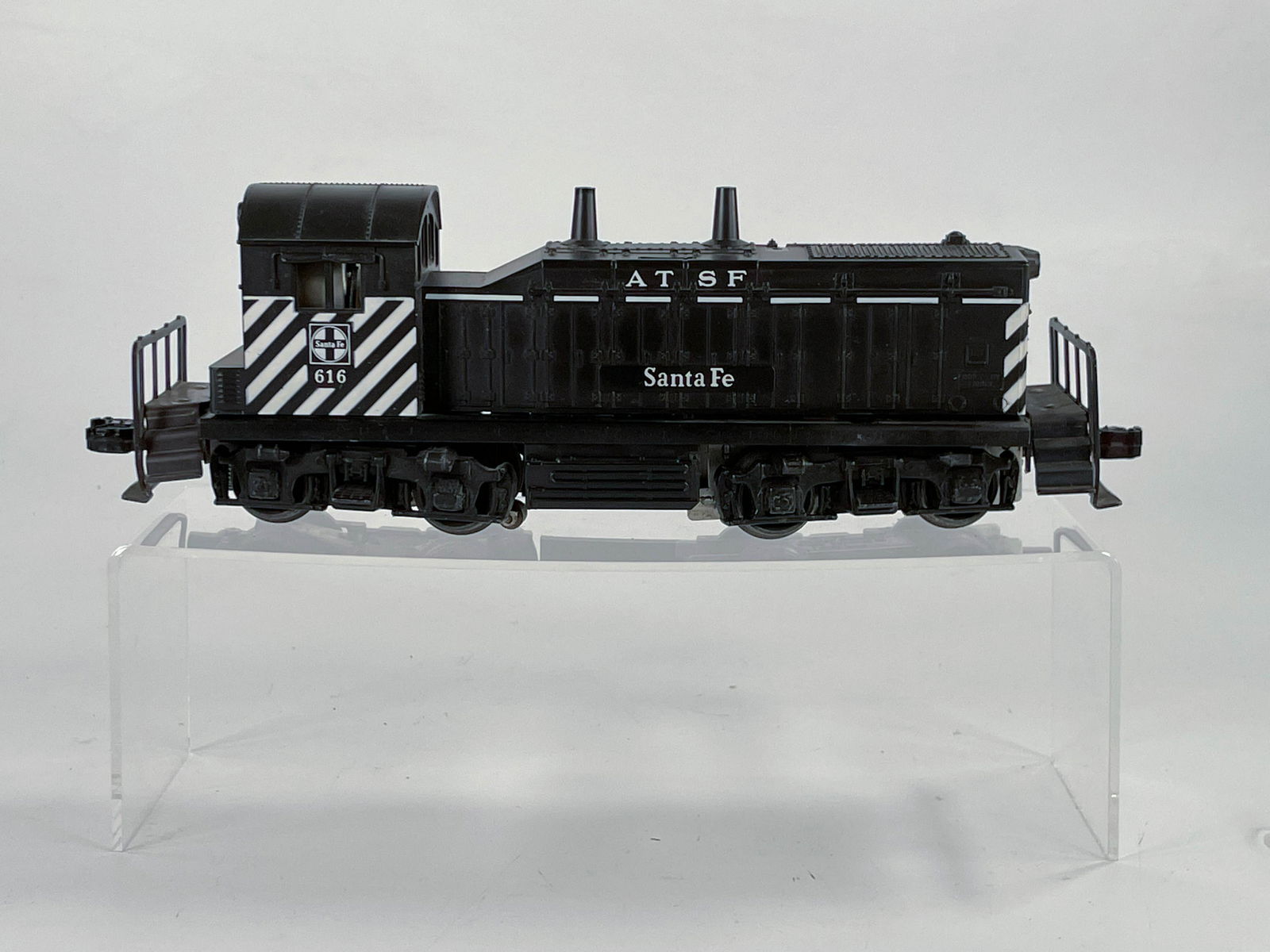 Lionel Postwar #616 Santa Fe Switcher (1 of 7)