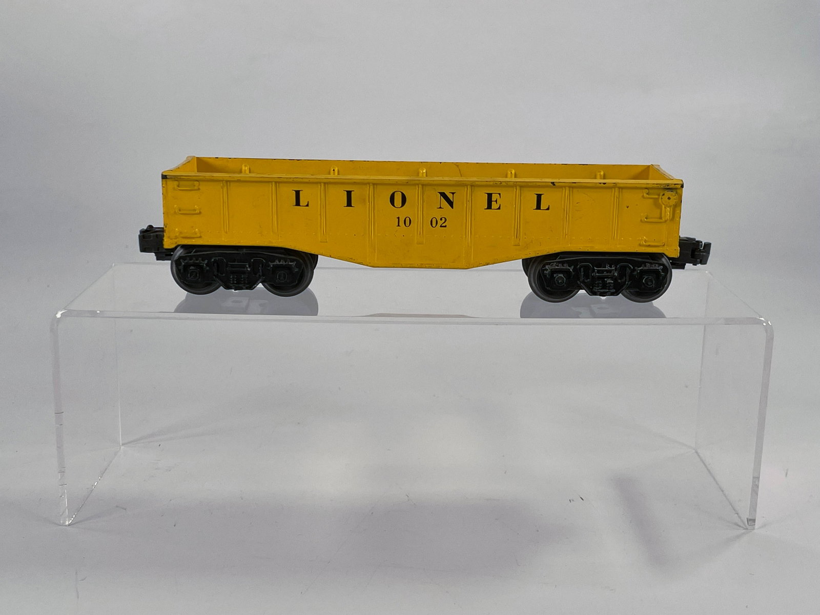 Lionel Postwar #1002 Yellow Gondola: Lionel Postwar #1002 Yellow Gondola, in C7.