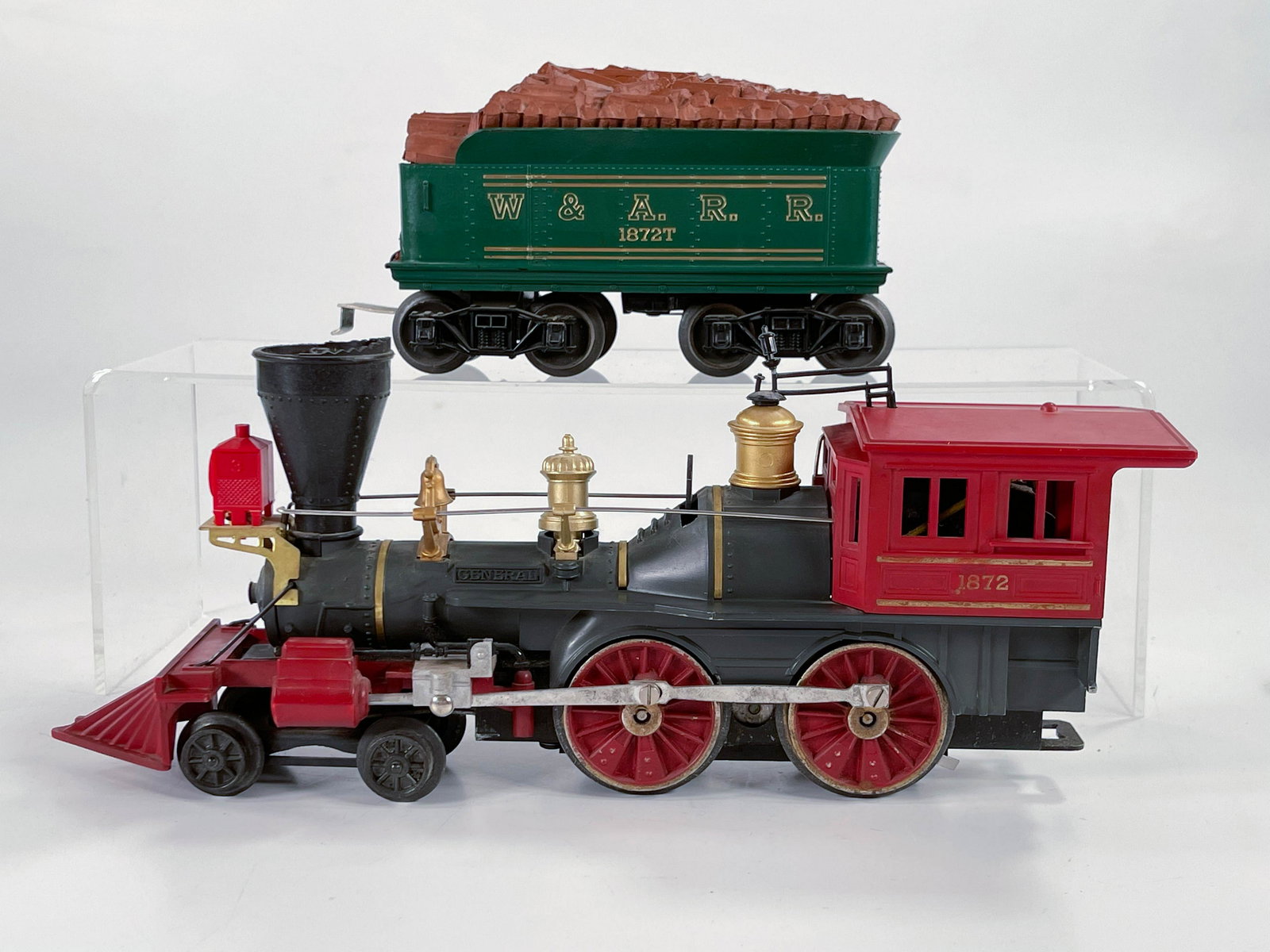 Lionel Postwar #1872 Gray/Red General Loco with #1872T: Lionel Postwar #1872 Gray/Red General Loco with #1872T Green Tender, both in C7 overall condition