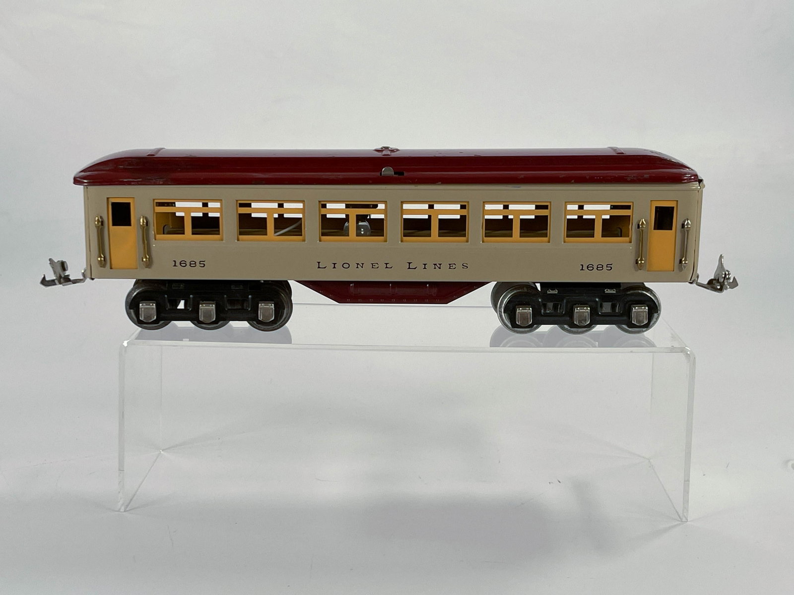 Ives Prewar #1685 Pullman Car: Ives Prewar #1685 Pullman Car, in C6, given the paint touchups on roof. The body sides are extremely clean on this piece.