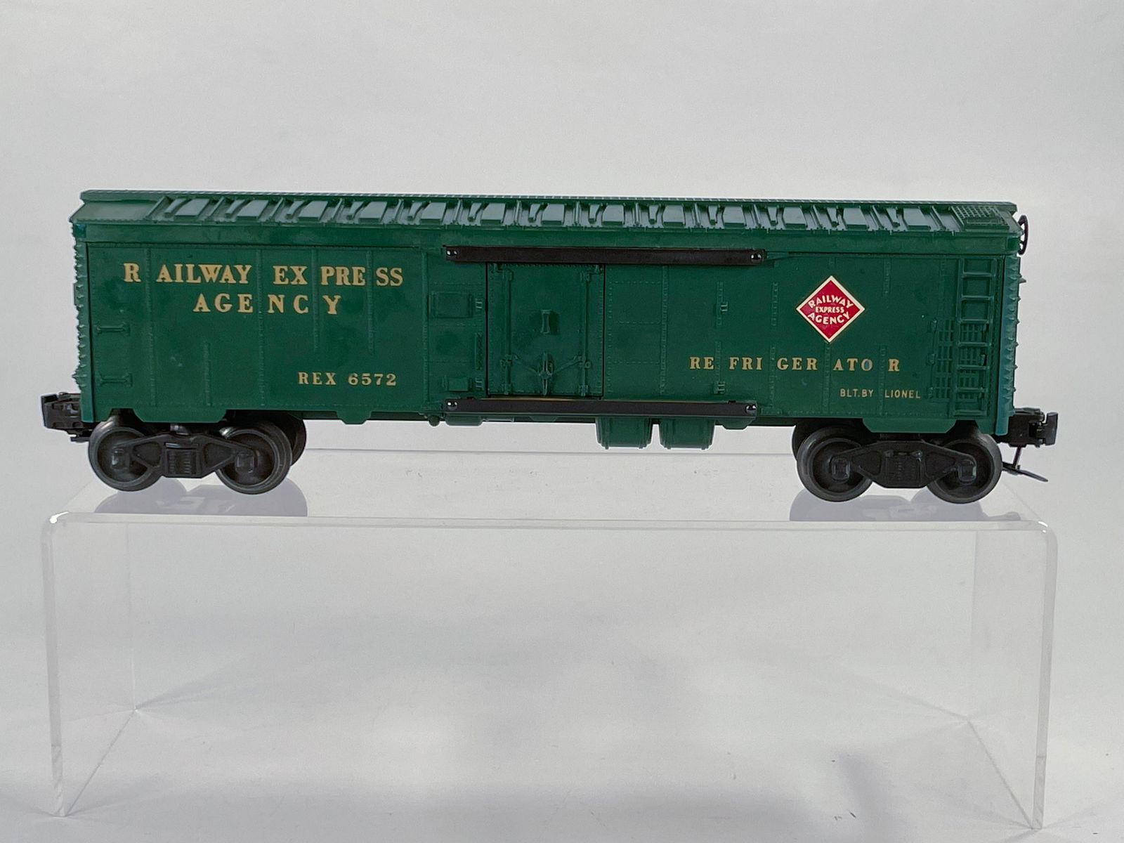Lionel Postwar #6572 Railway Express Refrigerator Car (1 of 7)