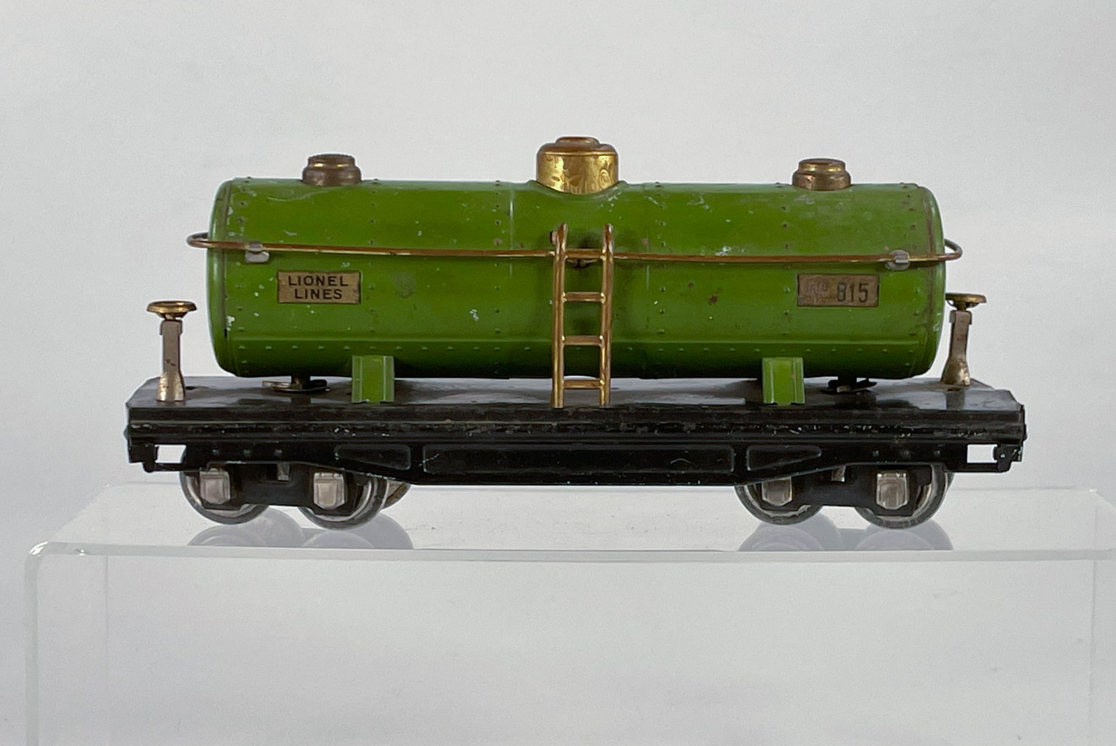 Lionel Prewar #815 Green Tank Car: Lionel Prewar #815 Green Tank Car, in C5.