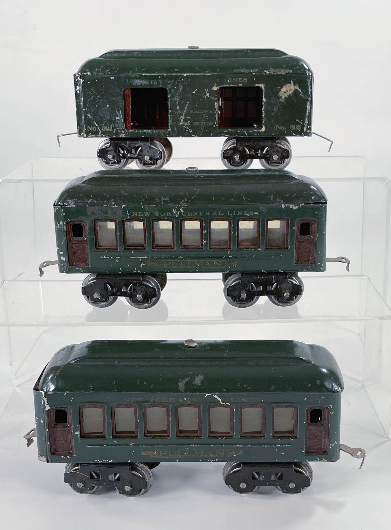Lionel Prewar #601, #601 and #602 Dark Green Passenger: Lionel Prewar #601, #601 and #602 Dark Green Passenger Cars, in overall C5 condition.