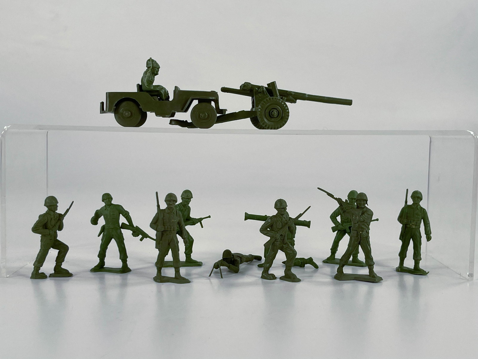 Miscellaneous Army Figures and Jeep pulling howitzer: Miscellaneous Army Figures and Jeep pulling howitzer, in overall C7. Believed to be Pyro figures based on insignia on base of soldiers.
