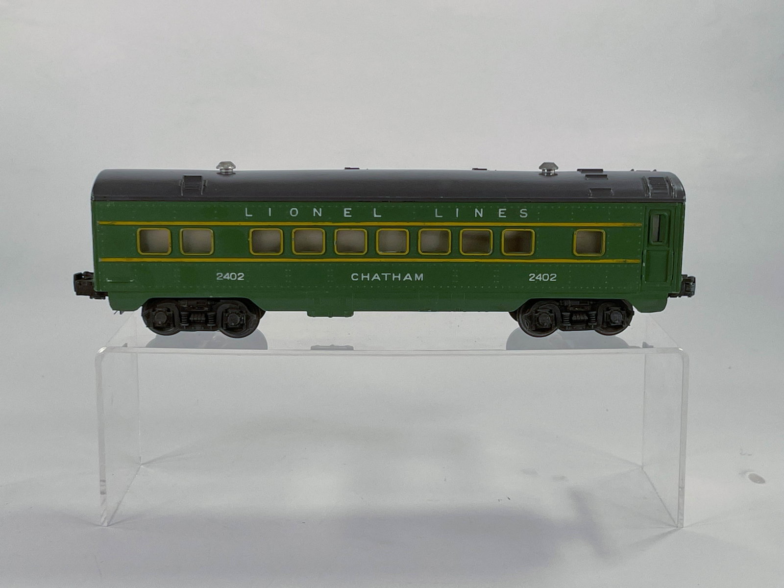 Lionel Postwar #2402 Chatham Passenger Car, in: Lionel Postwar #2402 Chatham Passenger Car, in Green/Gray Roof, in C7.