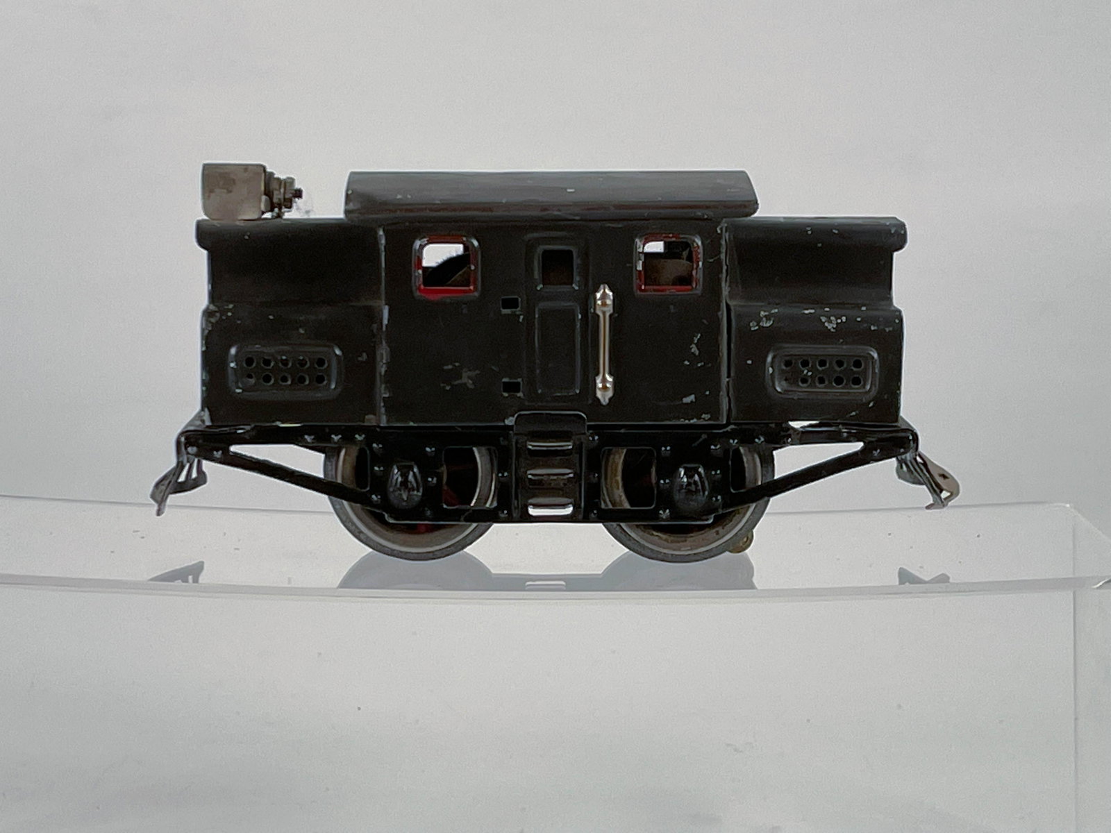 Lionel Prewar #152 Gray Electric: Lionel Prewar #152 Gray Electric, in C5 minus, missing a lot of headlights and railings.