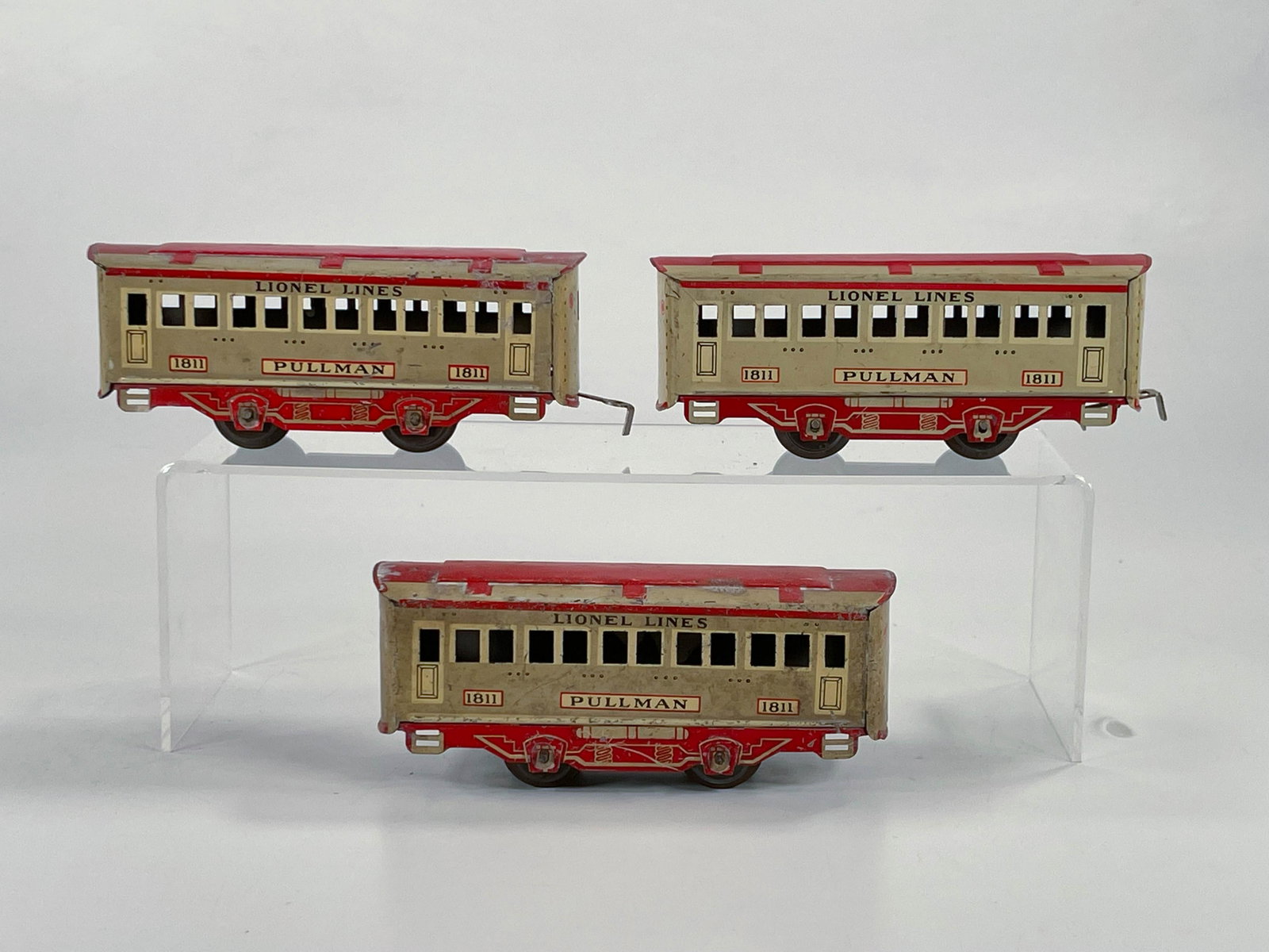 Lionel Prewar Litho Passenger Cars #1811, #1811 and: Lionel Prewar Litho Passenger Cars #1811, #1811 and #1811, in C5.