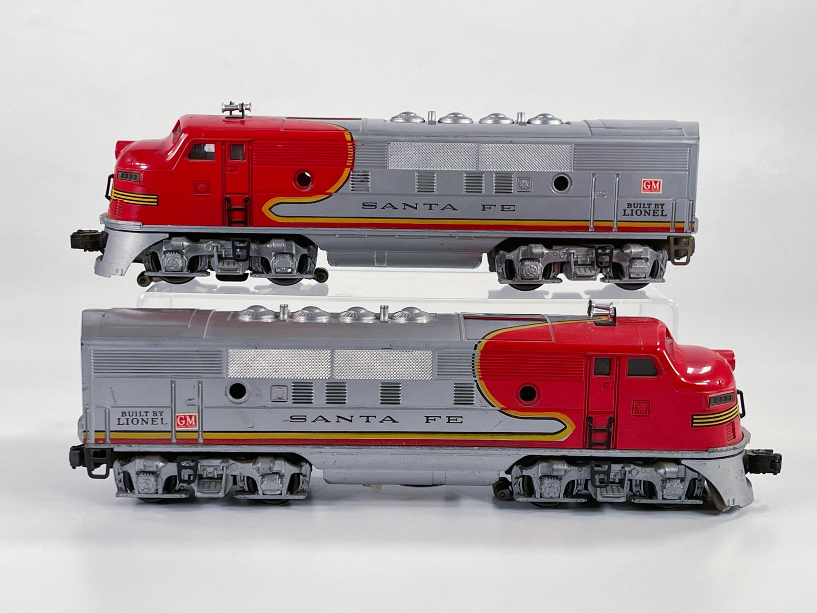 Lionel Postwar #2333 Santa Fe AA Units: Lionel Postwar #2333 Santa Fe AA Units, in overall C7 minus, with some flaking of the decals.