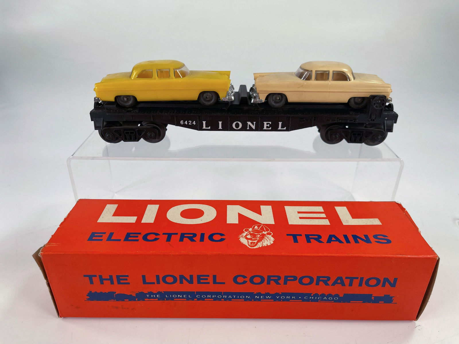 Lionel #6424-110 Automobile Flat Car with Yellow and (1 of 12)