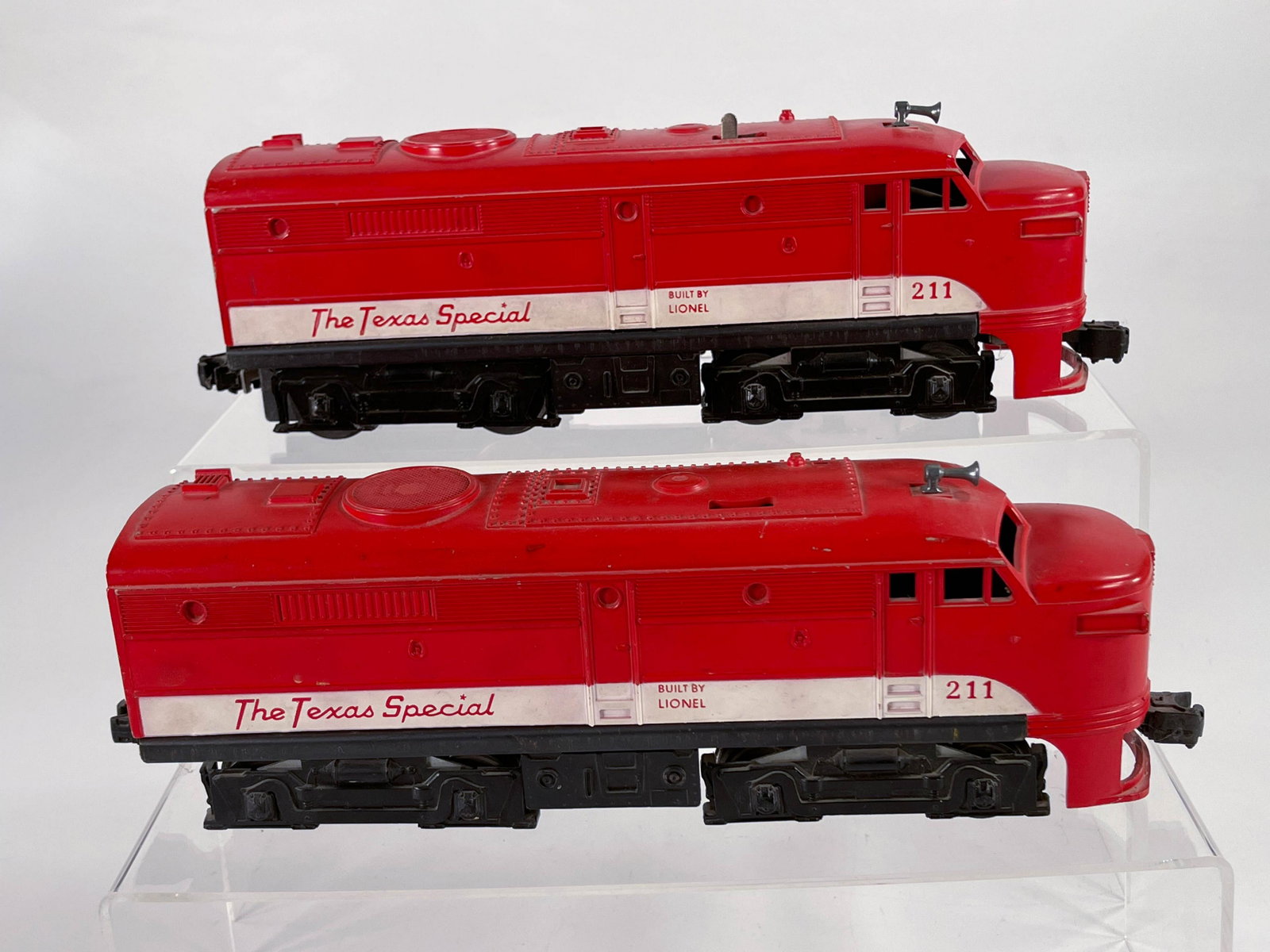 Lionel #211 The Texas Special AA Alco Units, with #212: Lionel #211 The Texas Special AA Alco Units, with #212 Powered Alco Unit in C6 (front crossbar is broken) and #211 Non-Powered Alco Unit in C6 (front crossbar is broken).