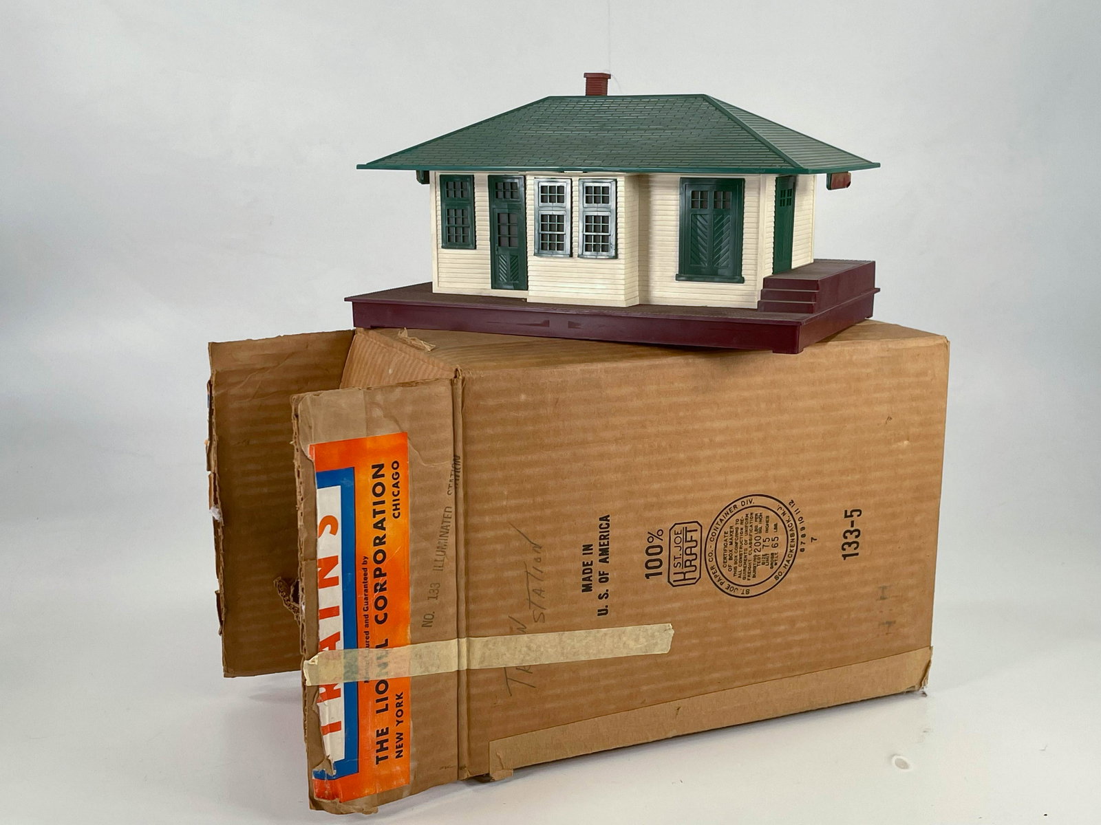 Lionel Postwar #133 Illuminated Station, with Original (1 of 6)