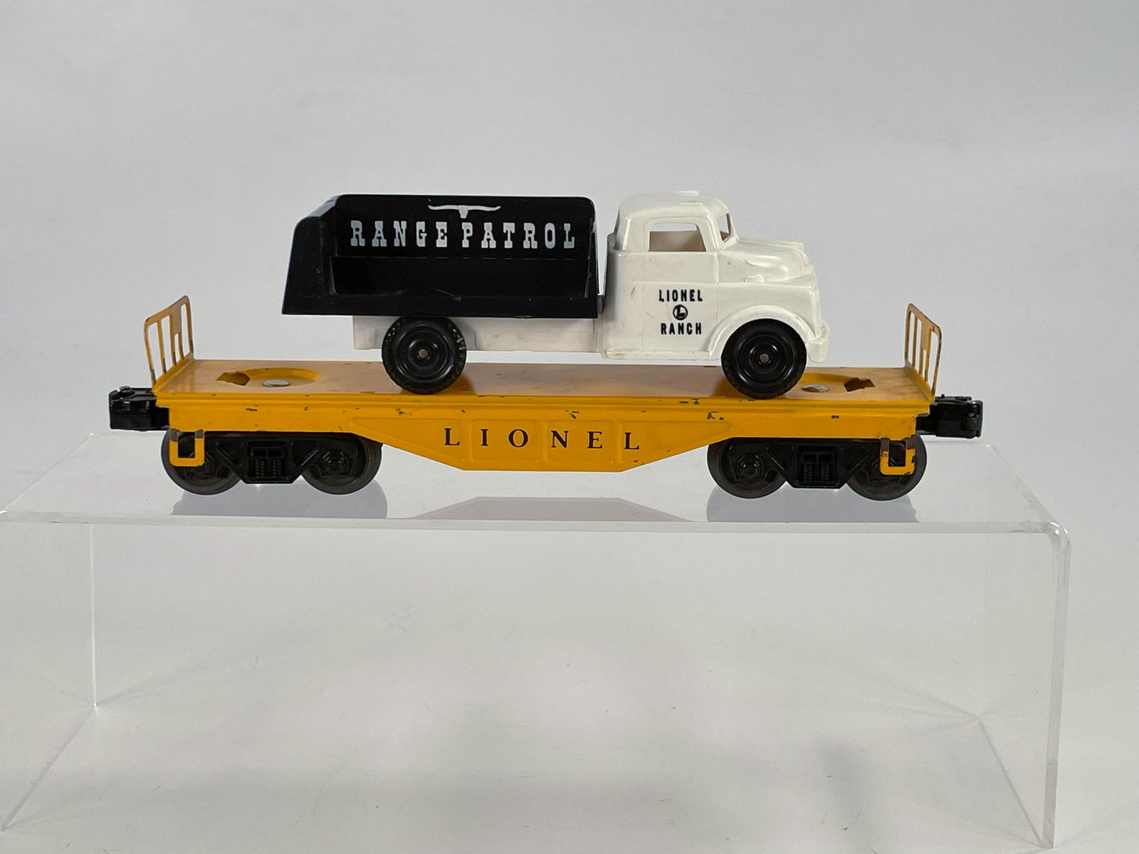 Lionel Postwar #6151 Flat Car with Range Patrol Truck, (1 of 12)