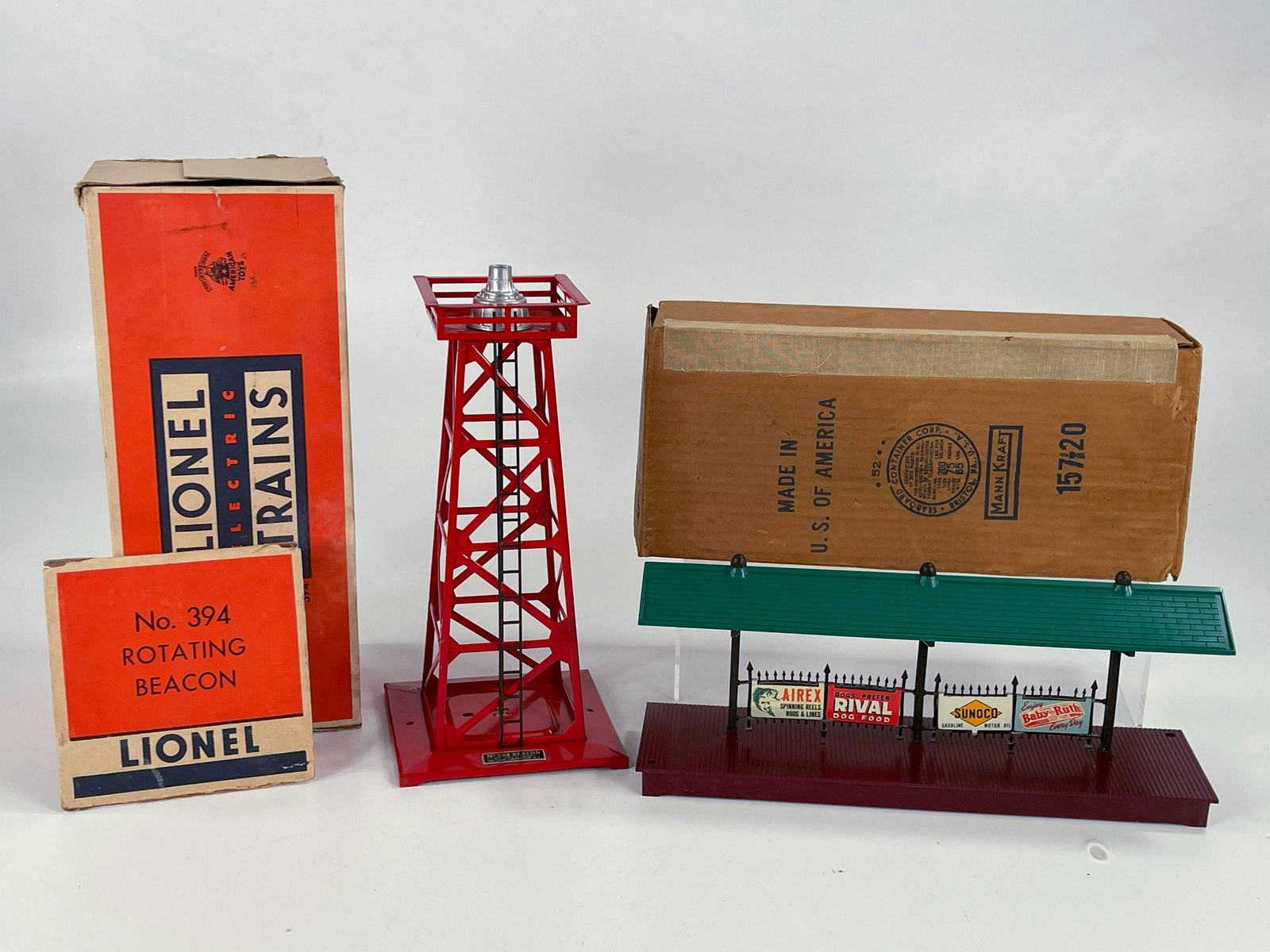 Lionel Postwar #157 Illuminated Station Platform with (1 of 20)